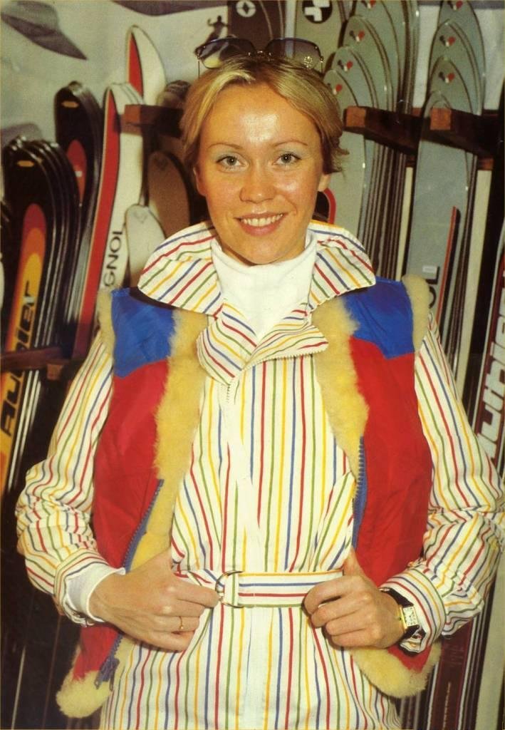 http://www.diehardagnetha.com/gallery/galleries/Color/Photoshoot/Switzerland/Agnetha_003392.jpg