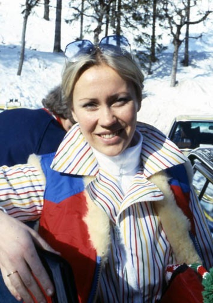 http://www.diehardagnetha.com/gallery/galleries/Color/Photoshoot/Switzerland/Agnetha_006857.jpg